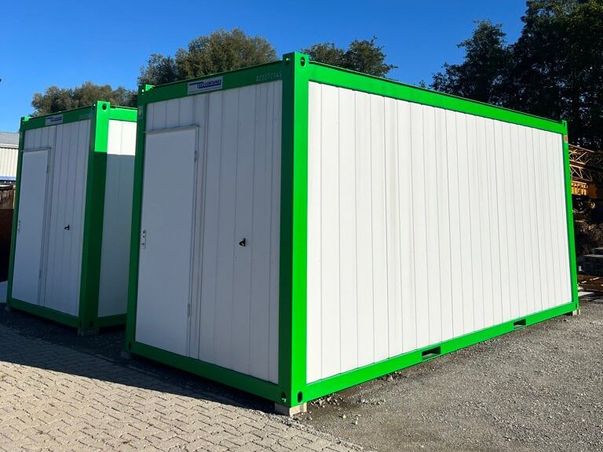 Baumaschinen mieten - Zwei Weisse Baustellencontainer mit grünen Rahmen